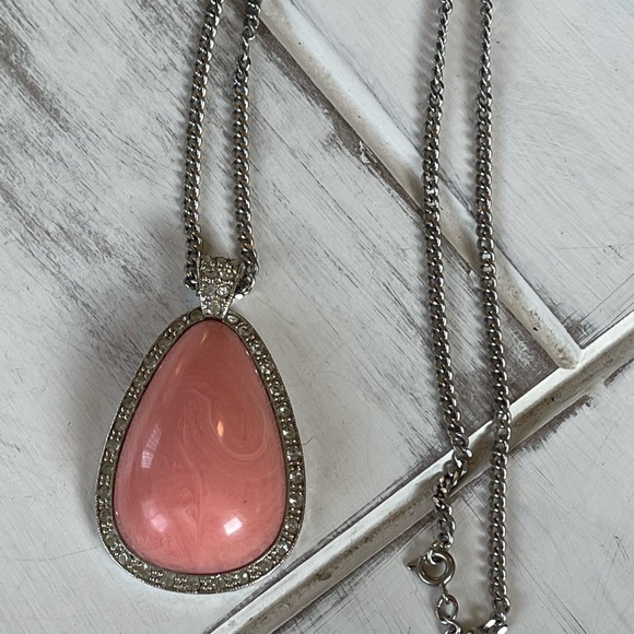 Vtg. Signed Avon Large Teardrop Shape Pendant Necklace - Picture 3 of 5